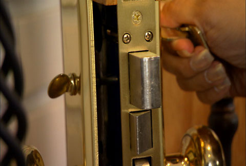 at 718-514-2320 Locksmith service Brooklyn offers 24 hour emergency lock change ,home lockout and car lockout, automotive lost car key replacement 